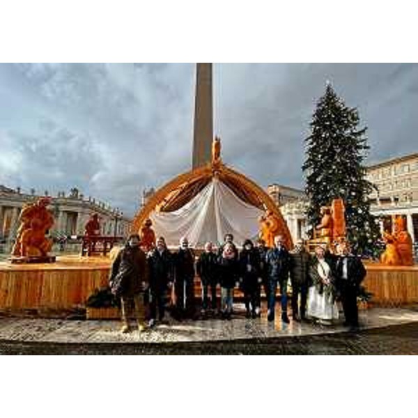 Una foto di gruppo degli artisti che hanno realizzato il presepe di Sutrio in piazza San Pietro, proco prima della sua scopertura. - Una foto di gruppo degli artisti che hanno realizzato il presepe di Sutrio in piazza San Pietro, proco prima della sua scopertura.