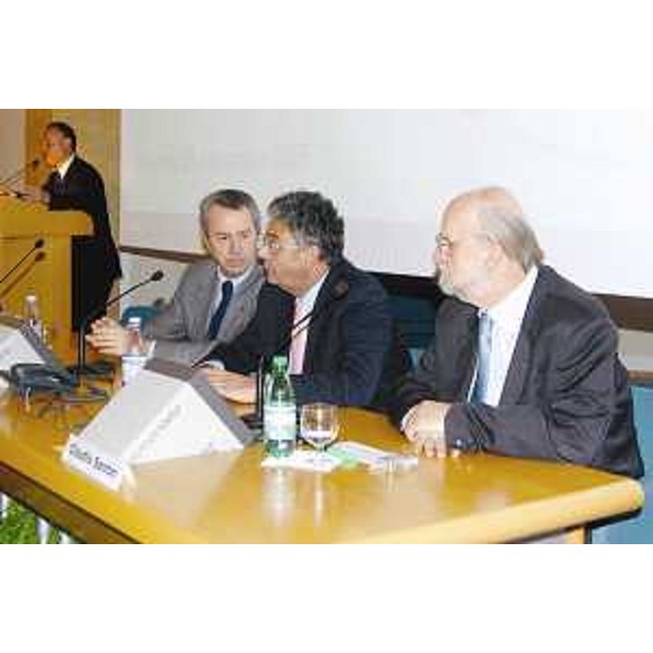 Roberto Antonaz (Assessore regionale Istruzione, Cultura, Sport e Pace) e Vladimir Nanut (Direttore scientifico MIB) alla premiazione del Corso Origini, destinato ai discendenti degli emigrati del Friuli Venezia Giulia, al MIB di Trieste. (Trieste 25/11/05) 