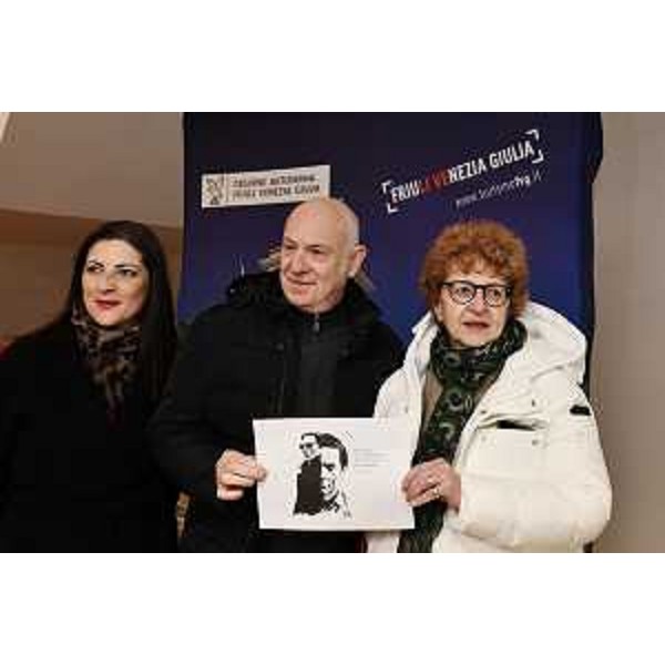 L'assessore regionale alla Cultura, Tiziana Gibelli, assieme all'assessore alla Cultura di Gemona del Friuli, Flavia Virilli e al fumettista pordenonese Emanuele Barison. - L'assessore regionale alla Cultura, Tiziana Gibelli, assieme all'assessore alla Cultura di Gemona del Friuli, Flavia Virilli e al fumettista pordenonese Emanuele Barison.