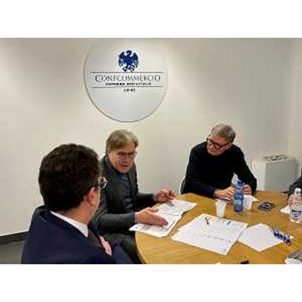 Lassessore regionale alle Attività produttive e turismo Sergio Emidio Bini con il presidente di Confcommercio Fvg Giovanni Da Pozzo - Lassessore regionale alle Attività produttive e turismo Sergio Emidio Bini con il presidente di Confcommercio Fvg Giovanni Da Pozzo