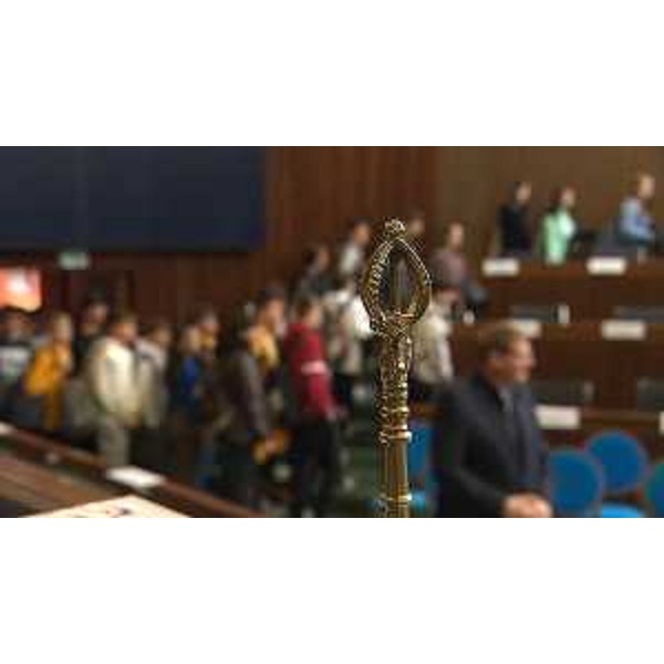 Gli studenti delle classi dell'istituto tecnico Ziga Zois mentre prendono posto in Aula - Gli studenti delle classi dell'istituto tecnico Ziga Zois mentre prendono posto in Aula