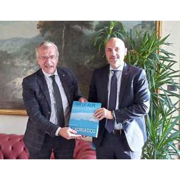 Il presidente del Consiglio regionale Piero Mauro Zanin (a sinistra) consegna un volume istituzionale a Emanuele Prisco, sottosegretario di Stato all'Interno - Il presidente del Consiglio regionale Piero Mauro Zanin (a sinistra) consegna un volume istituzionale a Emanuele Prisco, sottosegretario di Stato all'Interno