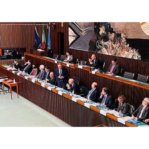 Lassessore regionale alla Sicurezza Pierpaolo Roberti nel corso del convegno "I beni confiscati alla criminalità", organizzato dallOsservatorio regionale antimafia e dal Consiglio regionale, al quale hanno partecipato, tra gli altri, il procuratore capo della Procura della Repubblica di Trieste Antonio De Nicolo, il sottosegretario del Ministero dellInterno Emanuele Prisco, il prefetto di Trieste Annunziato Vardè, il presidente del Consiglio regionale Piero Mauro Zanin, il presidente dellOsservatorio antimafia Enrico Sbriglia, i professori Gian Paolo Dolso, Elena DOrlando e Giuseppe Mosconi delle università di Trieste, Udine e Padova, il presidente di Anci Fvg Dorino Favot. - Lassessore regionale alla Sicurezza Pierpaolo Roberti nel corso del convegno "I beni confiscati alla criminalità", organizzato dallOsservatorio regionale antimafia e dal Consiglio regionale, al quale hanno partecipato, tra gli altri, il procuratore capo della Procura della Repubblica di Trieste Antonio De Nicolo, il sottosegretario del Ministero dellInterno Emanuele Prisco, il prefetto di Trieste Annunziato Vardè, il presidente del Consiglio regionale Piero Mauro Zanin, il presidente dellOsservatorio antimafia Enrico Sbriglia, i professori Gian Paolo Dolso, Elena DOrlando e Giuseppe Mosconi delle università di Trieste, Udine e Padova, il presidente di Anci Fvg Dorino Favot. 