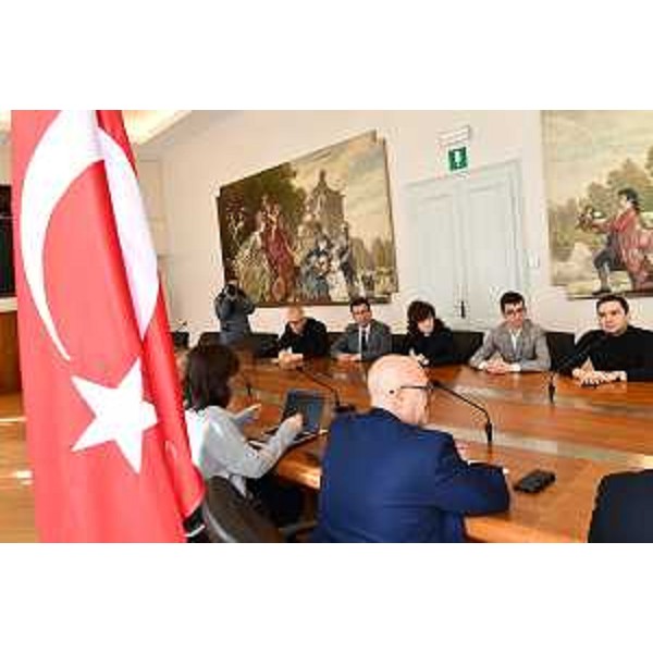 Un momento dell'incontro con i rappresentanti delle regioni di Adana e Mersin nel palazzo della Regione - Un momento dell'incontro con i rappresentanti delle regioni di Adana e Mersin nel palazzo della Regione
