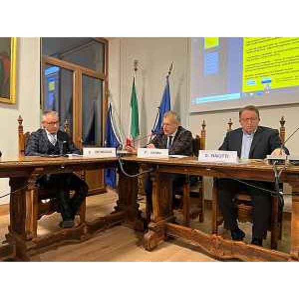 Il presidente del Cr Fvg, Piero Mauro Zanin, tra il sindaco di Tricesimo, Giorgio Baiutti, e il presidente del Cafc, Salvatore Maria Benigno - Il presidente del Cr Fvg, Piero Mauro Zanin, tra il sindaco di Tricesimo, Giorgio Baiutti, e il presidente del Cafc, Salvatore Maria Benigno