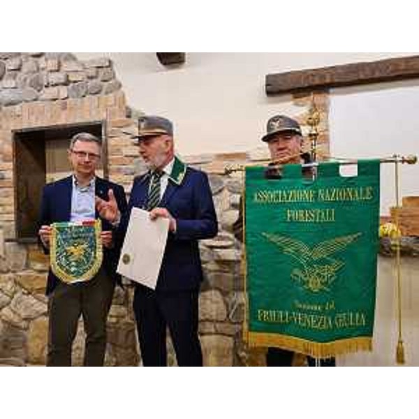 L'assessore regionale Stefano Zannier con il presidente dell'Associazione nazionale forestali (Anfor) in occasione dell'assemblea dei soci a Buja (Ud) - L'assessore regionale Stefano Zannier con il presidente dell'Associazione nazionale forestali (Anfor) in occasione dell'assemblea dei soci a Buja (Ud)