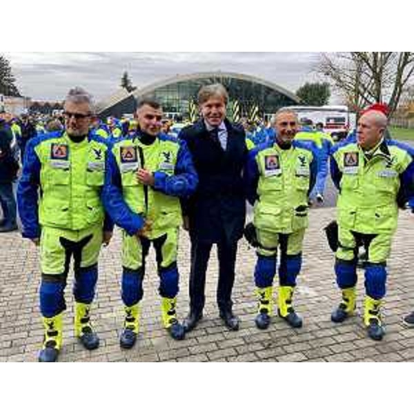 L'assessore regionale Sergio Emidio Bini con alcuni volontari - L'assessore regionale Sergio Emidio Bini con alcuni volontari 