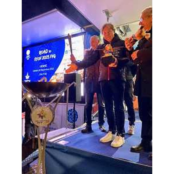 L'assessore regionale Sergio Emidio Bini davanti al braciere di Eyof - L'assessore regionale Sergio Emidio Bini davanti al braciere di Eyof