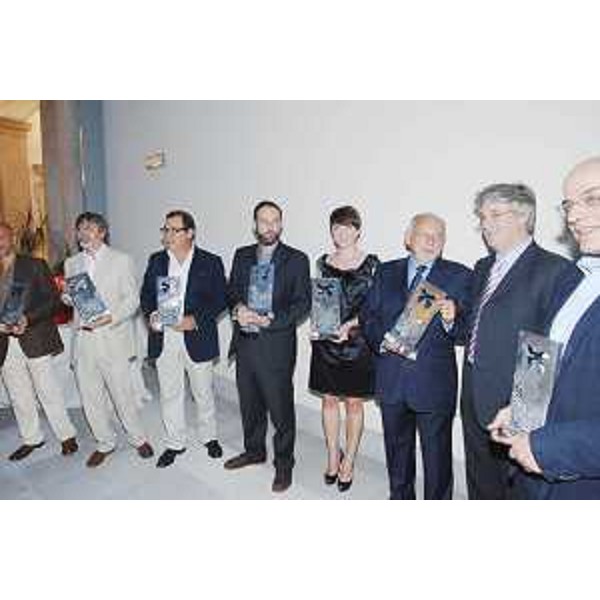 Renzo Tondo (Presidente Friuli Venezia Giulia) nel corso del Premio Luchetta 2008 con alcuni giornalisti premiati, tra cui Vittorio Zucconi, nella sede della Regione a Trieste. (Trieste 12/07/08)