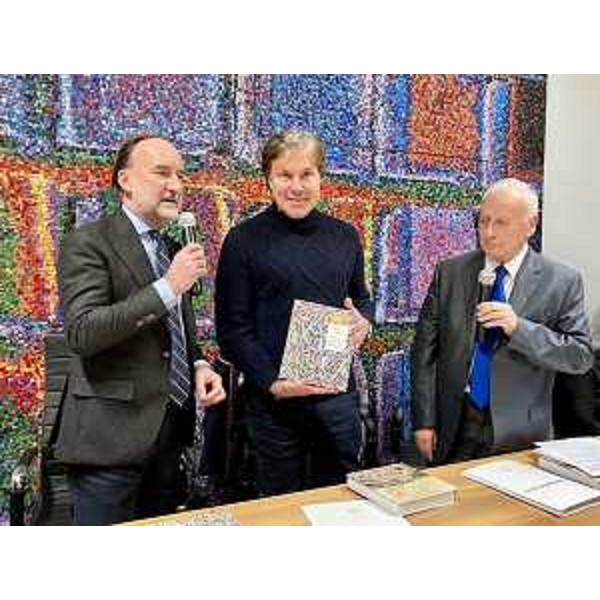 Il libro sui 100 anni della Scuola mosacisti del Friuli donato all'assessore Bini dal presidente dell'istituto spilimberghese Stefano Lovison (a sinistra) - Il libro sui 100 anni della Scuola mosacisti del Friuli donato all'assessore Bini dal presidente dell'istituto spilimberghese Stefano Lovison (a sinistra)