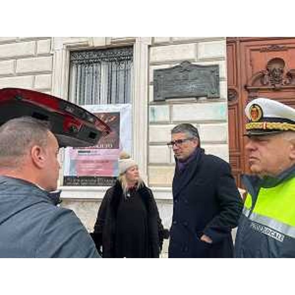 L'assessore Roberti assieme al comandante della Polizia locale di Trieste Walter Milocchi e ai rappresentanti di Safer place - L'assessore Roberti assieme al comandante della Polizia locale di Trieste Walter Milocchi e ai rappresentanti di Safer place