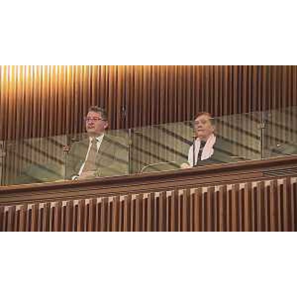 La presenza di moglie e figlio dell'ex consigliere Giacometti negli spazi riservati al pubblico in Aula - La presenza di moglie e figlio dell'ex consigliere Giacometti negli spazi riservati al pubblico in Aula