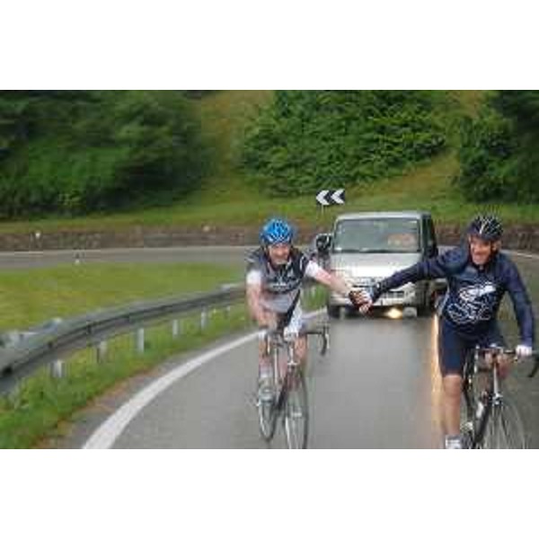 Renzo Tondo (Presidente Friuli Venezia Giulia) alla Gran Fondo di ciclismo Carnia Classica Zoncolan, con Enzo Cainero (Responsabile manifestazione), nel tratto tra Tolmezzo e Ampezzo. (Tolmezzo 13/07/08) 