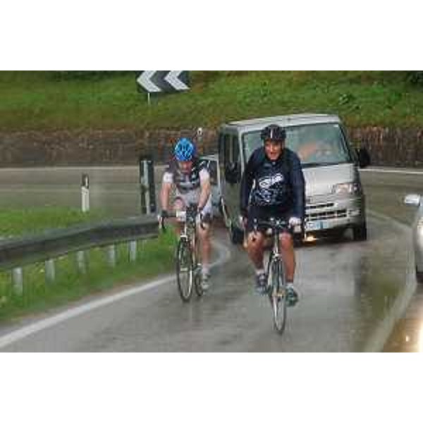 Renzo Tondo (Presidente Friuli Venezia Giulia) alla Gran Fondo di ciclismo Carnia Classica Zoncolan, con Enzo Cainero (Responsabile manifestazione), nel tratto tra Tolmezzo e Ampezzo. (Tolmezzo 13/07/08) 