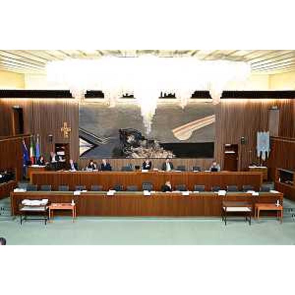 I banchi della Presidenza e della Giunta duranrte i lavori - I banchi della Presidenza e della Giunta duranrte i lavori