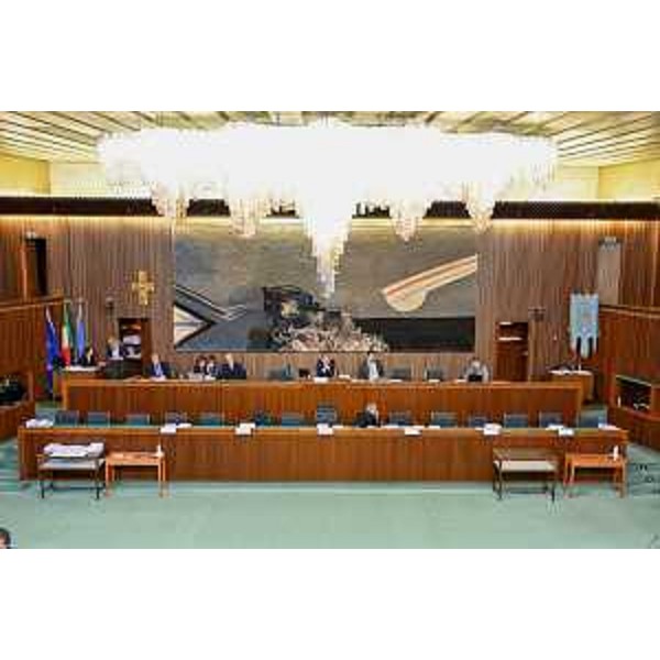 I banchi di Presidenza e Giunta durante la discussione in Aula - I banchi di Presidenza e Giunta durante la discussione in Aula