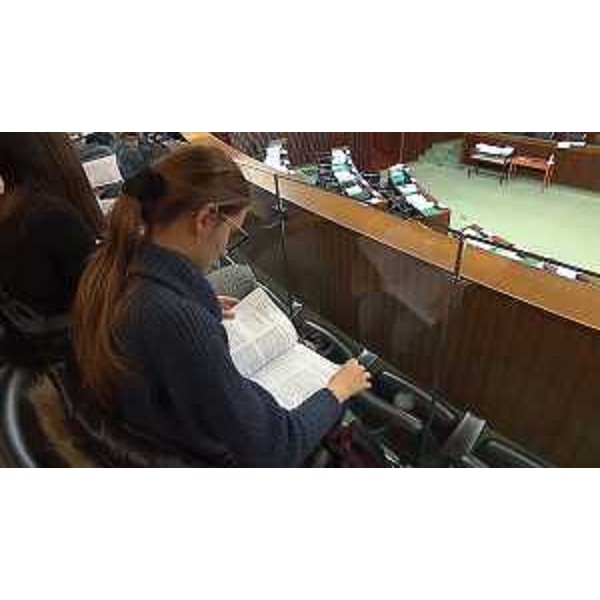 Una studentessa mentre sfoglia la Costituzione italiana - Una studentessa mentre sfoglia la Costituzione italiana