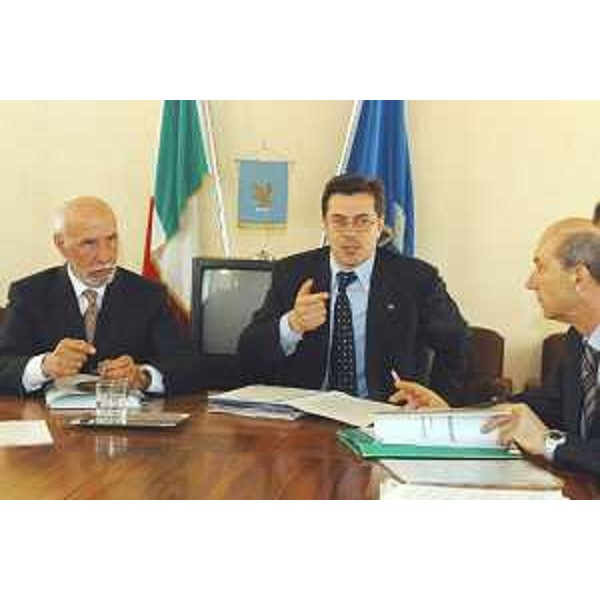 Augusto Antonucci (Assessore regionale Finanze) ed Ezio Beltrame (Assessore regionale Salute) in conferenza stampa al termine della riunione di Giunta. (Pordenone 16/04/04)