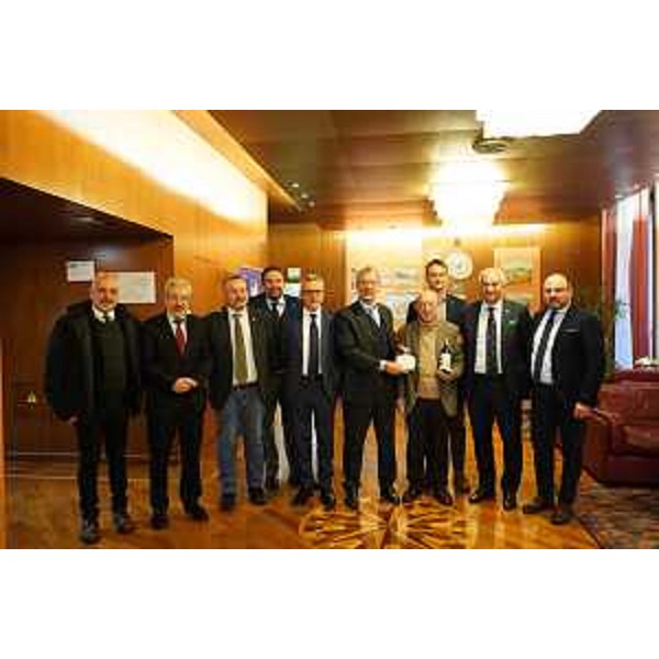 Antonio Lippolis (FdI), Furio Honsell (Open), Diego Bernardis (Lega), Edy Morandini (Progetto Fvg/Ar), Ivo Moras (Lega), Luca Boschetti (Lega), Alfonso Singh (Lega) e Diego Moretti (Pd) con il presidente del Consiglio regionale, Piero Mauro Zanin e il presidente dell'Anffas, Mario Brancati - Antonio Lippolis (FdI), Furio Honsell (Open), Diego Bernardis (Lega), Edy Morandini (Progetto Fvg/Ar), Ivo Moras (Lega), Luca Boschetti (Lega), Alfonso Singh (Lega) e Diego Moretti (Pd) con il presidente del Consiglio regionale, Piero Mauro Zanin e il presidente dell'Anffas, Mario Brancati