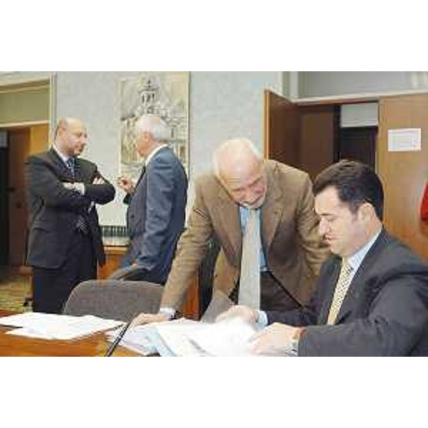 Enrico Bertossi (Assessore regionale Attività produttive), Giovanni Bellarosa (Segretario generale), Augusto Antonucci (Assessore regionale Finanze) e Franco Iacop (Assessore regionale Relazioni internazionali e Autonomie locali) nel corso dei lavori di Giunta a Udine. (Udine 17/10/03)