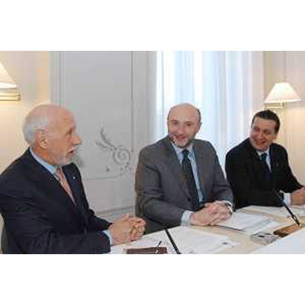 Augusto Antonucci (Assessore regionale Finanze), Enrico Bertossi (Assessore regionale Attività produttive) ed Enzo Marsilio (Assessore regionale Risorse agricole, naturali, forestali e Montagna) nel corso dei lavori di Giunta a Udine. (Udine 08/04/04)