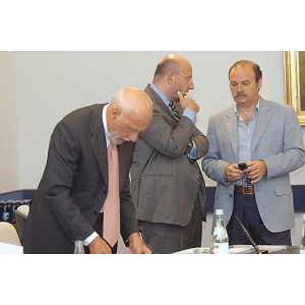 Augusto Antonucci (Assessore regionale Finanze), Enrico Bertossi (Assessore regionale Attività produttive) e Gianfranco Moretton (Vicepresidente e Assessore regionale Ambiente e Lavori pubblici) nel corso dei lavori di Giunta a Trieste. (Trieste 01/08/03) 