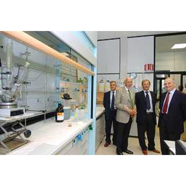 Augusto Antonucci (Assessore regionale Finanze) e Fausto Ferrazzi (AD Caffaro Spa) in un laboratorio della Caffaro Spa di Torviscosa. (Torviscosa 16/06/04)