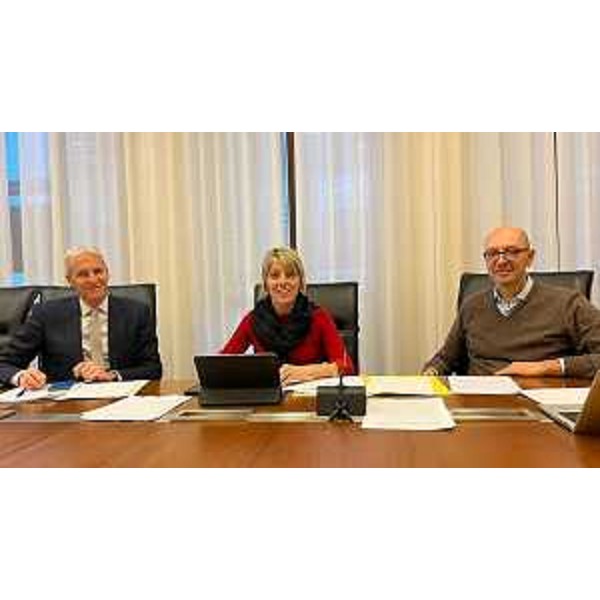 L'assessore regionale alle Finanze, Barbara Zilli, con i dirigenti della direzione regionale durante la seduta del Consiglio delle Autonomie locali (Cal) - L'assessore regionale alle Finanze, Barbara Zilli, con i dirigenti della direzione regionale durante la seduta del Consiglio delle Autonomie locali (Cal)