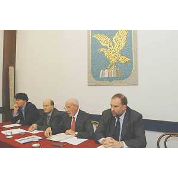 Augusto Antonucci (Assessore regionale Risorse economiche e finanziarie) in conferenza stampa al termine della Giunta che ha approvato la Finanziaria 2004. (Trieste 21/11/03)