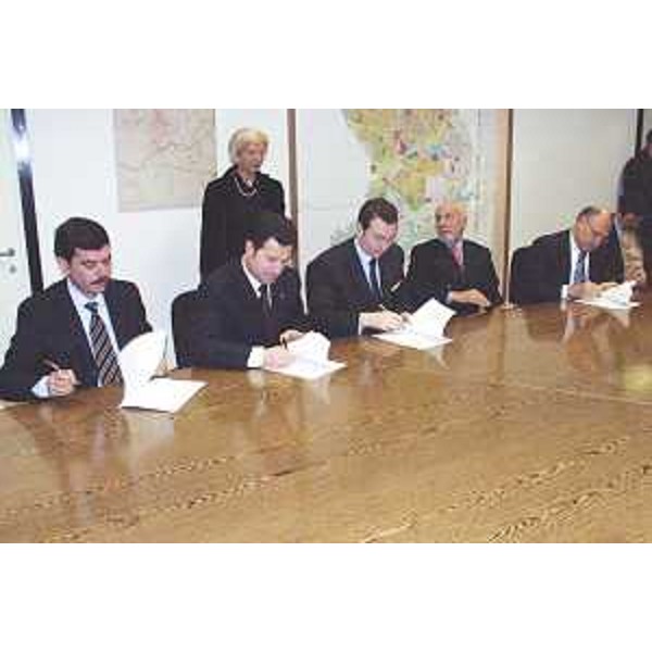 Augusto Antonucci (Assessore regionale Sviluppo e Risorse economiche e finanziarie) e Franco Iacop (Assessore regionale Autonomie locali) alla firma del Protocollo d'intesa sull'E-government tra Enti locali e partner tecnologici, Insiel S.p.A. e Wego S.r.l. a Pordenone. (Pordenone 23/03/04)