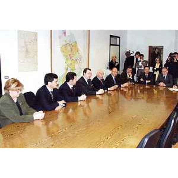 Augusto Antonucci (Assessore regionale Sviluppo e Risorse economiche e finanziarie) e Franco Iacop (Assessore regionale Autonomie locali) alla firma del Protocollo d'intesa sull'E-government tra Enti locali e partner tecnologici, Insiel S.p.A. e Wego S.r.l. a Pordenone. (Pordenone 23/03/04)