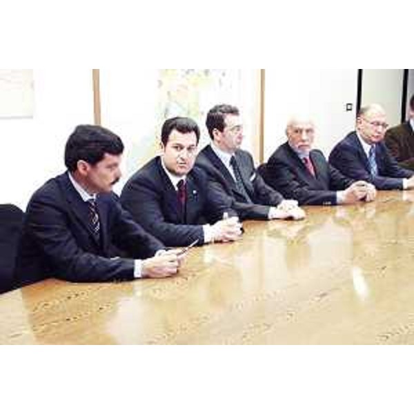 Augusto Antonucci (Assessore regionale Sviluppo e Risorse economiche e finanziarie) e Franco Iacop (Assessore regionale Autonomie locali) alla firma del Protocollo d'intesa sull'E-government tra Enti locali e partner tecnologici, Insiel S.p.A. e Wego S.r.l. a Pordenone. (Pordenone 23/03/04)