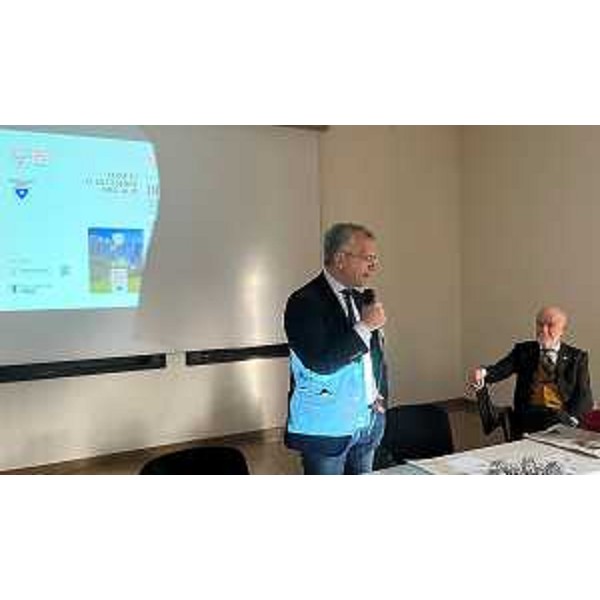 L'intervento del presidente Piero Mauro Zanin a Udine. A destra, il presidente della Società alpina friulana, Enrico Brisighelli - L'intervento del presidente Piero Mauro Zanin a Udine. A destra, il presidente della Società alpina friulana, Enrico Brisighelli