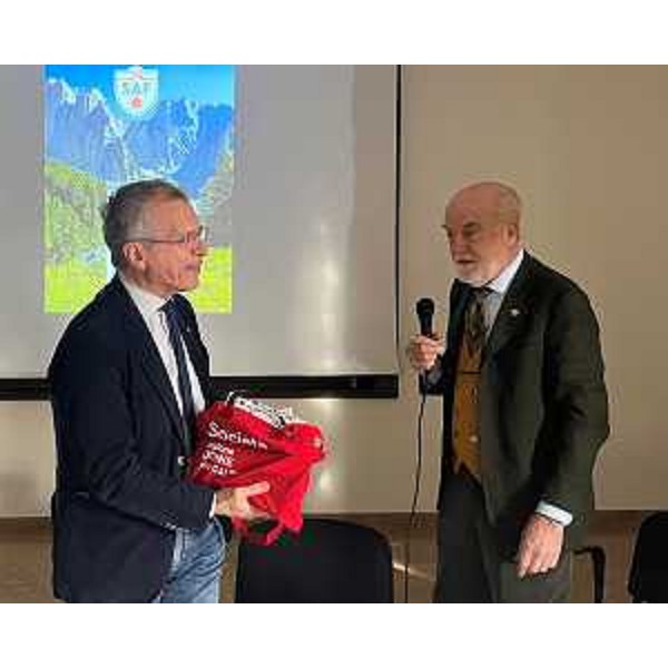 La consegna degli ultimi numeri della rivista Saf al presidente Zanin - La consegna degli ultimi numeri della rivista Saf al presidente Zanin