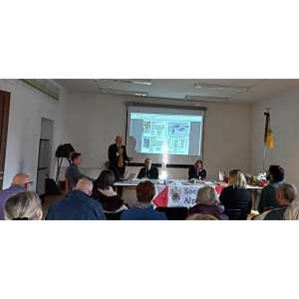 La sala della Saf e il tavolo dei relatori, in via Brigata Re a Udine - La sala della Saf e il tavolo dei relatori, in via Brigata Re a Udine