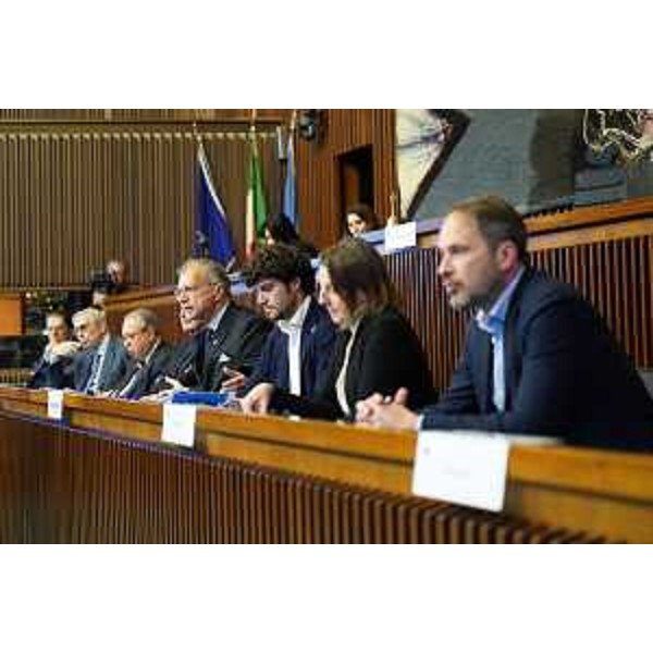 Il tavolo dei relatori - Il tavolo dei relatori