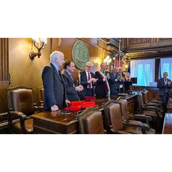 Il monento della consegna del San Giusto d'oro al professor Gianfranco Sinagra - Il monento della consegna del San Giusto d'oro al professor Gianfranco Sinagra