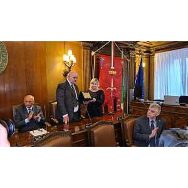 La consegna della targa speciale 2022 dellAssostampa FVG alla memoria di Omar Monestier - La consegna della targa speciale 2022 dellAssostampa FVG alla memoria di Omar Monestier