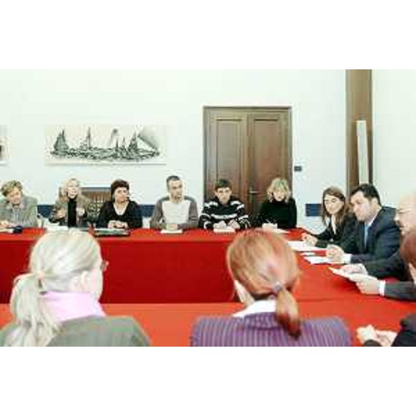 Franco Iacop (Assessore regionale Relazioni internazionali) incontra i giovani provenienti dalle aree delle Contee di Vukovar-Srijem ed Osijek-Baranje, nell'ambito del Programma Slavonia, a Trieste. (Trieste 12/10/04)