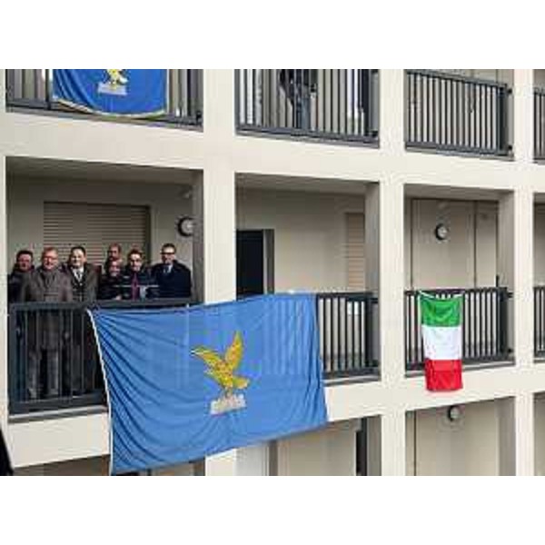 Le autorità presenti visitano gli alloggi inaugurati - Le autorità presenti visitano gli alloggi inaugurati