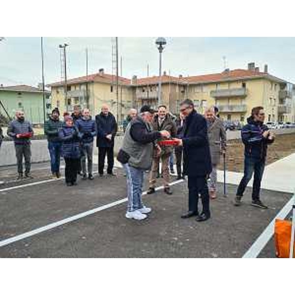 L'assessore Roberti consegna le chiavi dell'appartamento a uno dei futuri residenti - L'assessore Roberti consegna le chiavi dell'appartamento a uno dei futuri residenti