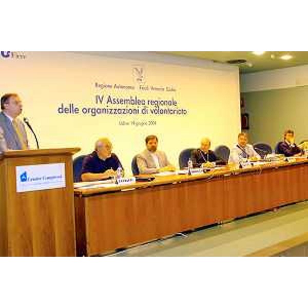 Roberto Antonaz (Assessore regionale Istruzione, Cultura, Sport e Pace) alla IV Assemblea regionale delle Organizzazioni di Volontariato. (Udine 19/06/04)