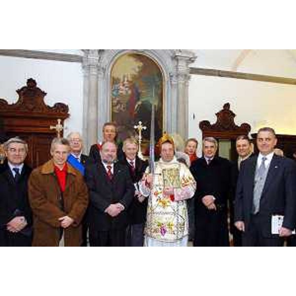 Riccardo Illy (Presidente Friuli Venezia Giulia) e il Diacono celebrante mons. Guido Genero con l'elmo piumato alla "Messa dello Spadone" nel Duomo di Cividale del Friuli. (Cividale del Friuli 06/01/05)