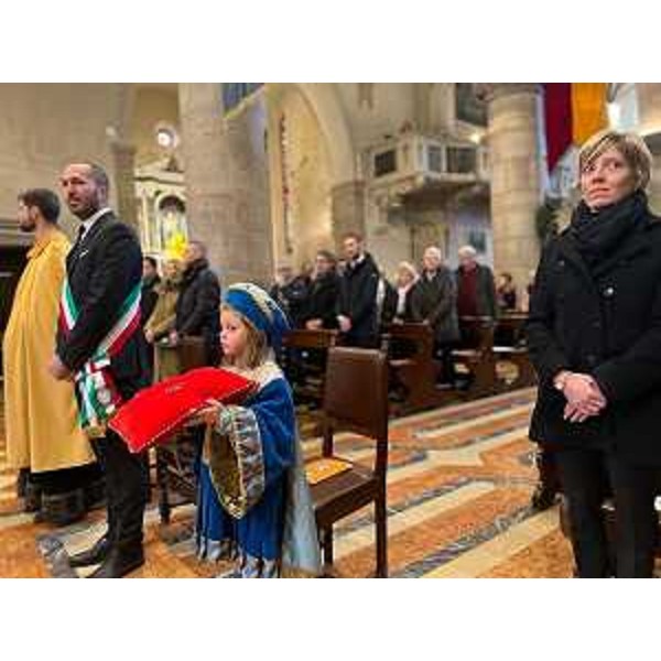 Zilli con il sindaco di Gemona Revelent e i figuranti del corteo con il Tallero d'oro - Zilli con il sindaco di Gemona Revelent e i figuranti del corteo con il Tallero d'oro