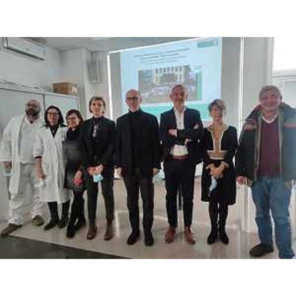 Il vicepresidente Riccardi con il personale del Burlo - Il vicepresidente Riccardi con il personale del Burlo