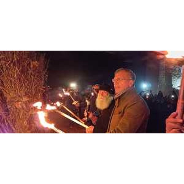 Il presidente del Consiglio regionale, Piero Mauro Zanin, durante l'accensione del falò accanto al Vecchio Venerando, Giordano Marsiglio - Il presidente del Consiglio regionale, Piero Mauro Zanin, durante l'accensione del falò accanto al Vecchio Venerando, Giordano Marsiglio