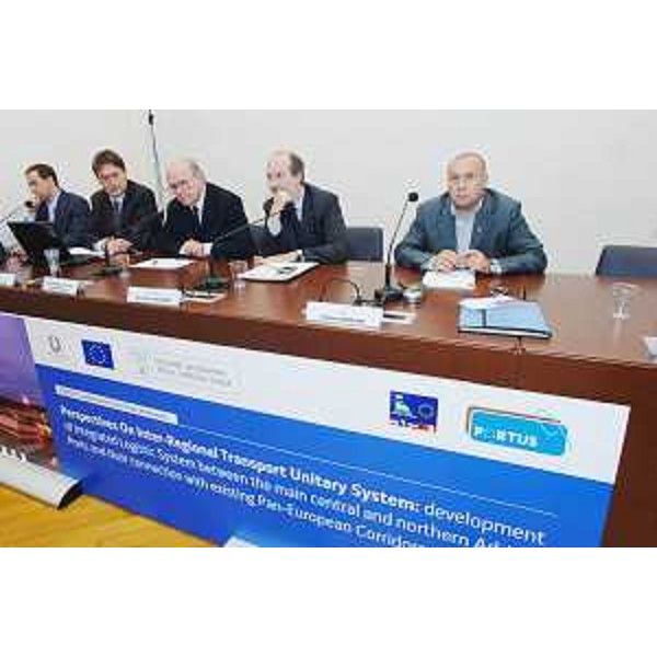 Giuseppe Razza (INCE), Claudio Boniciolli (Presidente Autorità portuale Trieste) e Riccardo Riccardi (Assessore regionale Pianificazione territoriale, Energia, Mobilità e Infrastrutture Trasporto) alla conferenza finale del Progetto di Cooperazione transfrontaliera "Portus", nel palazzo della Regione a Trieste. (Trieste 15/07/08)