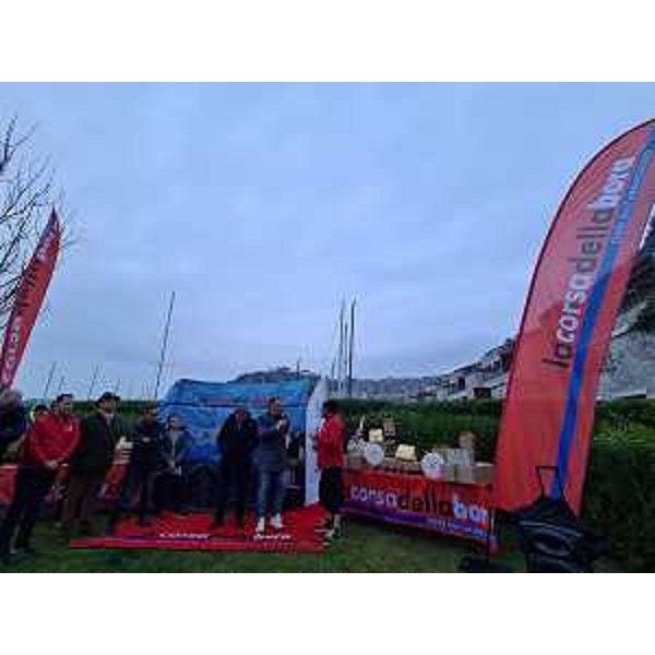 L'assessore regionale Fabio Scoccimarro alle premiazioni della Corsa della Bora a Portopiccolo - L'assessore regionale Fabio Scoccimarro alle premiazioni della Corsa della Bora a Portopiccolo 