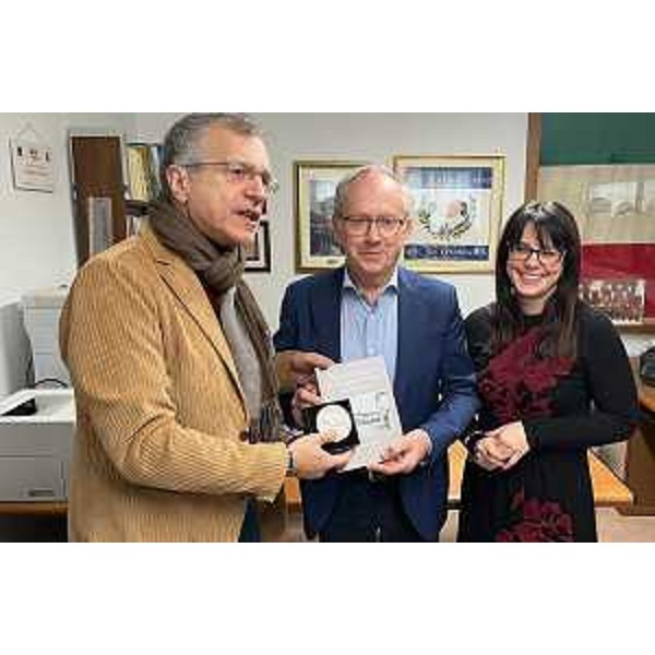 Il presidente del Consiglio regionale, Piero Mauro Zanin (primo da sinistra) consegna il sigillo dell'Assemblea legislativa a Lieto Molinaro, presidente della Soms di Majano, alla presenza del sindaco Elisa De Sabbata - Il presidente del Consiglio regionale, Piero Mauro Zanin (primo da sinistra) consegna il sigillo dell'Assemblea legislativa a Lieto Molinaro, presidente della Soms di Majano, alla presenza del sindaco Elisa De Sabbata