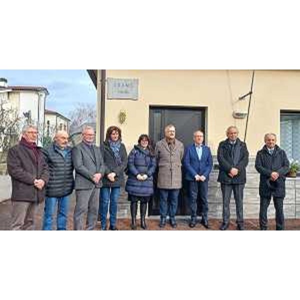 La foto di gruppo con il presidente Zanin, presidente e direttivo della Soms, sindaco e vicesindaco di Majano - La foto di gruppo con il presidente Zanin, presidente e direttivo della Soms, sindaco e vicesindaco di Majano